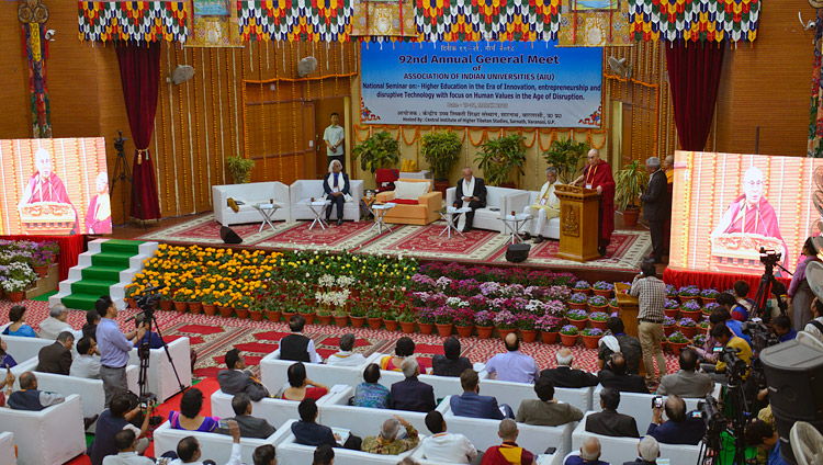 Una vista de la sala del Instituto Central de Altos Estudios Tibetanos mientras Su Santidad el Dalái Lama pronuncia el discurso inaugural de la 92ª Reunión Anual de la Asociación de Universidades de la India en el CIHTS en Sarnath, UP, India, el 19 de marzo de 2018. Foto de Lobsang Tsering