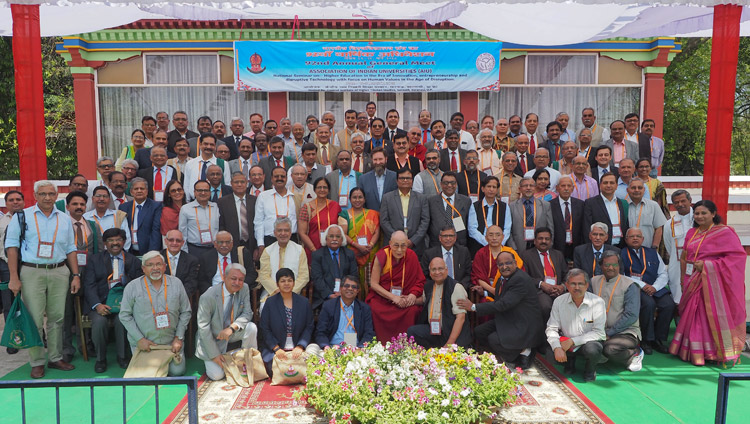 Su Santidad el Dalái Lama se une a los Vicecancilleres que asisten al 92º Encuentro Anual de la Asociación de Universidades de la India para una foto de grupo tras la conclusión de la sesión inaugural en el CIHTS en Sarnath, UP, India, el 19 de marzo de 2018. Foto de Jeremy Russell