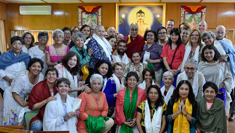 Su Santidad el Dalái Lama con algunas de las casi 150 personas de todo el mundo después de su reunión en su residencia en Dharamsala, HP, India, el 30 de marzo de 2018. Foto de Ven Damchoe