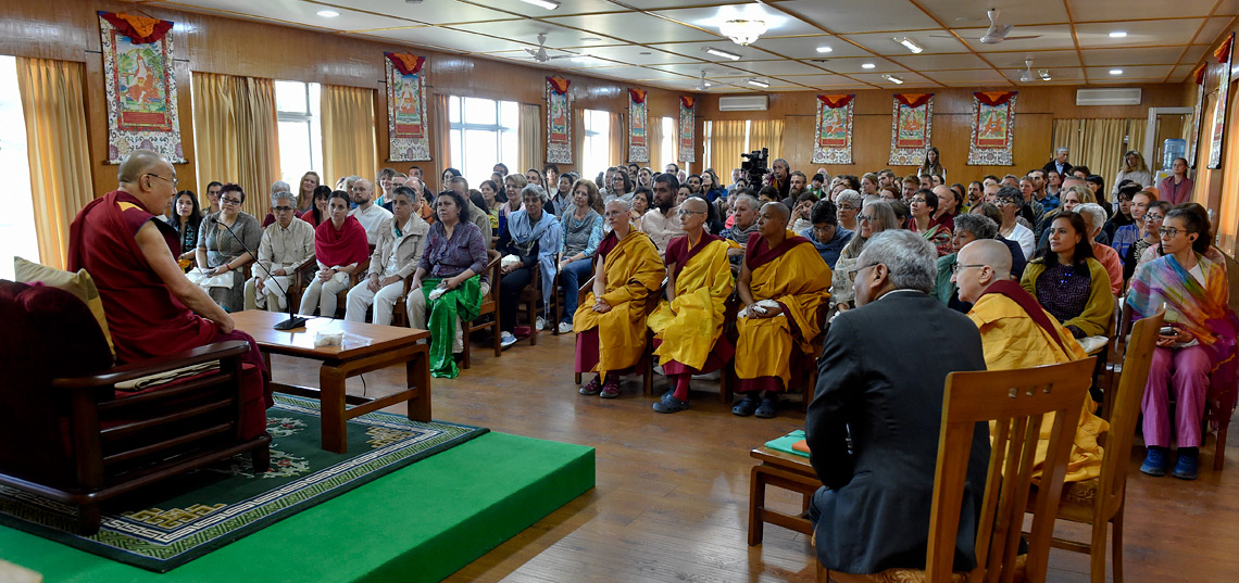 Su Santidad el Dalái Lama dirigiéndose a un grupo de personas de todo el mundo en su residencia de Dharamsala, HP, India, el 30 de marzo de 2018. Foto de Ven Damchoe