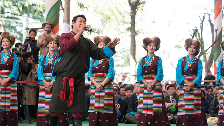 Artistas del Instituto Tibetano de Artes Escénicas (TIPA) cantando la canción «Thank You India» al comienzo de las celebraciones en el patio del Templo Principal Tibetano en Dharamsala, HP, India el 31 de marzo de 2018. Foto de Tenzin Choejor