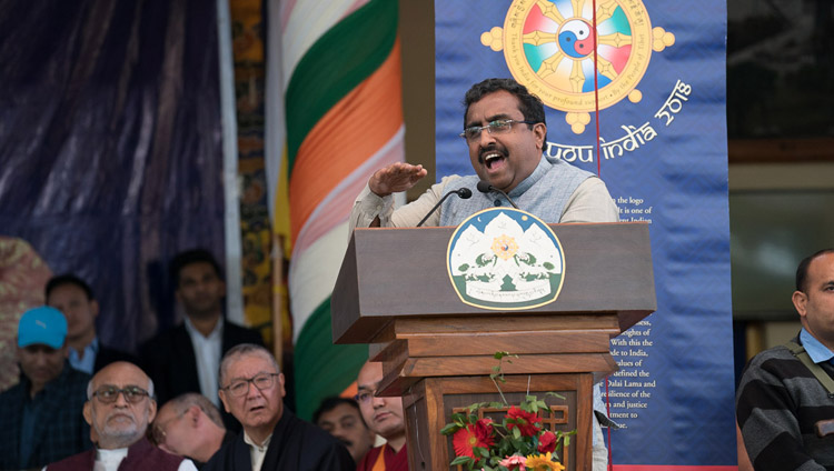 Invitado de honor, Ram Madhav, hablando en la celebración de Gracias a la India en el Templo Principal Tibetano en Dharamsala, HP, India el 31 de marzo de 2018. Foto de Tenzin Choejor