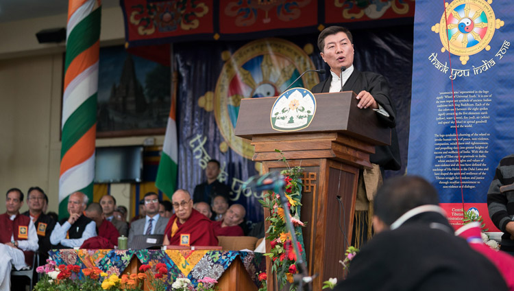 Sikyong Dr. Lobsang Sangay dirigiéndose a la reunión durante la celebración de Gracias a la India en el Templo Principal Tibetano en Dharamsala, HP, India el 31 de marzo de 2018. Foto de Tenzin Choejor