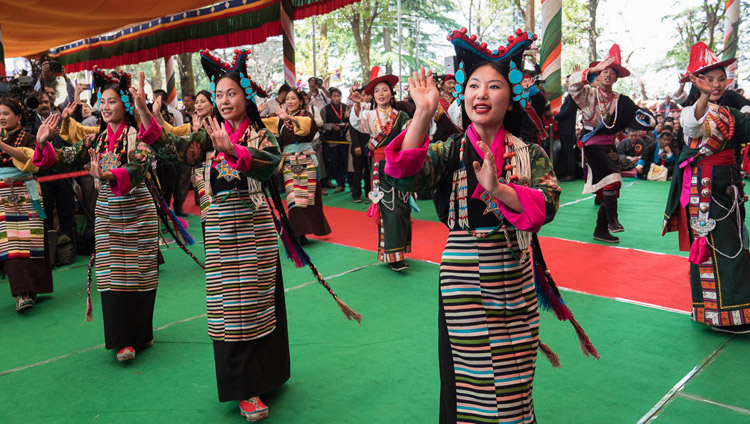 Miembros de TIPA actuando en la conclusión de la celebración de Gracias a la India en el patio del Templo Principal Tibetano en Dharamsala, HP, India el 31 de marzo de 2018. Foto de Tenzin Choejor