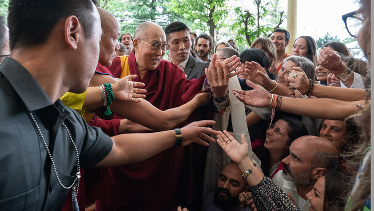 Su Santidad el Dalái Lama saluda a algunos participantes de entre las más de 1500 personas que se reunieron en el patio del Templo Principal Tibetano para escuchar su charla en Dharamsala, HP, India, el 16 de abril de 2018. Foto de Tenzin Choejor