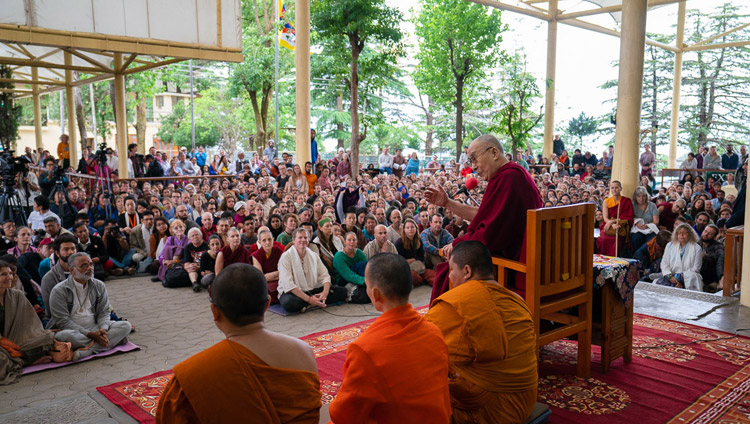 Su Santidad el Dalái Lama se dirigió a la multitud de turistas de más de 68 países y a los indios reunidos en el patio del Templo Principal Tibetano en Dharamsala, HP, India, el 16 de abril de 2018. Foto de Tenzin Choejor