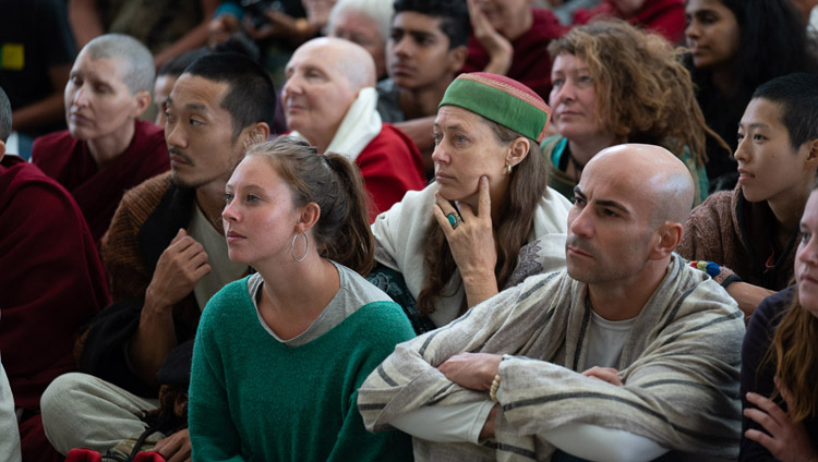 Miembros de la multitud escuchando a Su Santidad el Dalái Lama durante su charla con visitantes de la India y del extranjero en el patio del Templo Principal Tibetano en Dharamsala, HP, India el 16 de abril de 2018. Foto de Tenzin Choejor