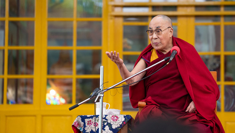 Su Santidad el Dalái Lama dirigiéndose a la multitud durante su charla a los visitantes de la India y del extranjero en el patio del Templo Principal Tibetano en Dharamsala, HP, India el 16 de abril de 2018. Foto de Tenzin Choejor