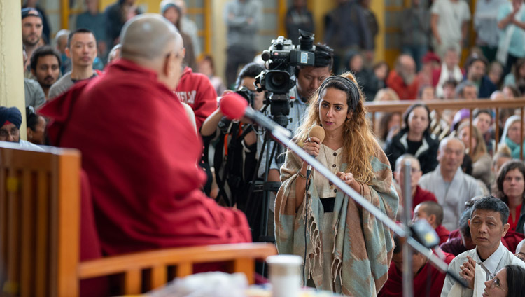 Una participante hizo una pregunta a Su Santidad el Dalái Lama durante su charla a los visitantes de la India y del extranjero en el patio del Templo Principal Tibetano en Dharamsala, HP, India, el 16 de abril de 2018. Foto de Tenzin Choejor