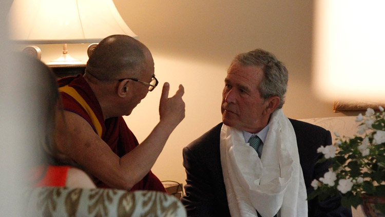 Su Santidad el Dalái Lama durante su visita a la residencia del Presidente George W. Bush en Dallas, Texas, EE.UU. el 10 de mayo de 2011. (Foto: cortesía de Bush Center)
