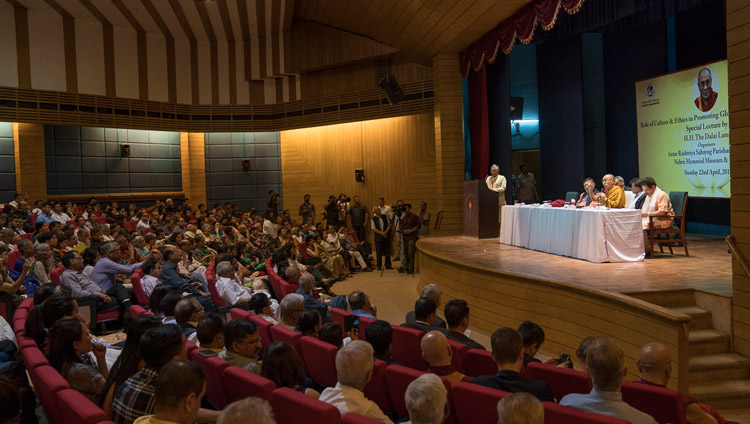 Vista del escenario del Museo Conmemorativo de Nehru y del auditorio de la Biblioteca durante la conferencia de Su Santidad el Dalái Lama en Nueva Delhi, India, el 22 de abril de 2018. Foto de Tenzin Choejor