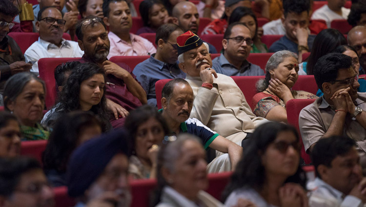 Algunas de las más de 300 personas que escucharon a Su Santidad el Dalái Lama hablar en el Museo Conmemorativo de Nehru y en el auditorio de la Biblioteca en Nueva Delhi, India, el 22 de abril de 2018. Foto de Tenzin Choejor