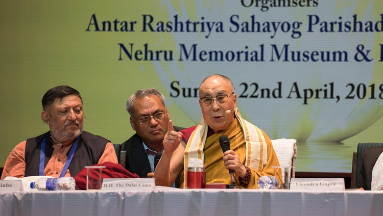 Su Santidad el Dalái Lama hablando en el Museo Conmemorativo de Nehru y en el auditorio de la Biblioteca en Nueva Delhi, India, el 22 de abril de 2018. Foto de Tenzin Choejor