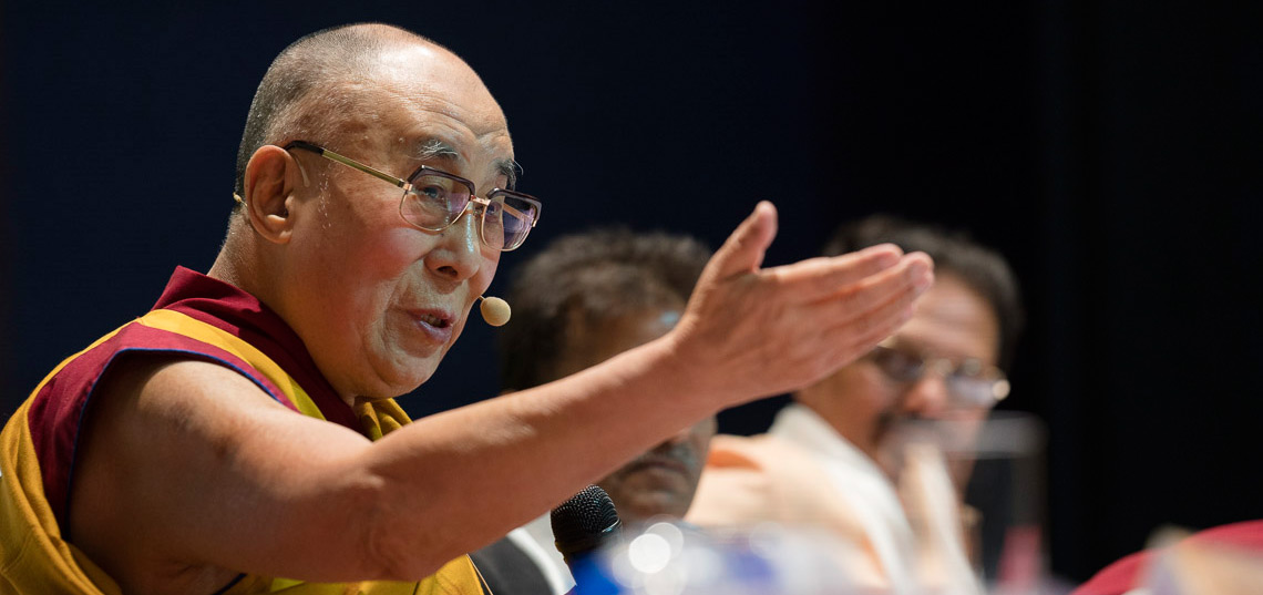 Su Santidad el Dalái Lama hablando en el Museo Conmemorativo de Nehru y en el auditorio de la Biblioteca en Nueva Delhi, India, el 22 de abril de 2018. Foto de Tenzin Choejor