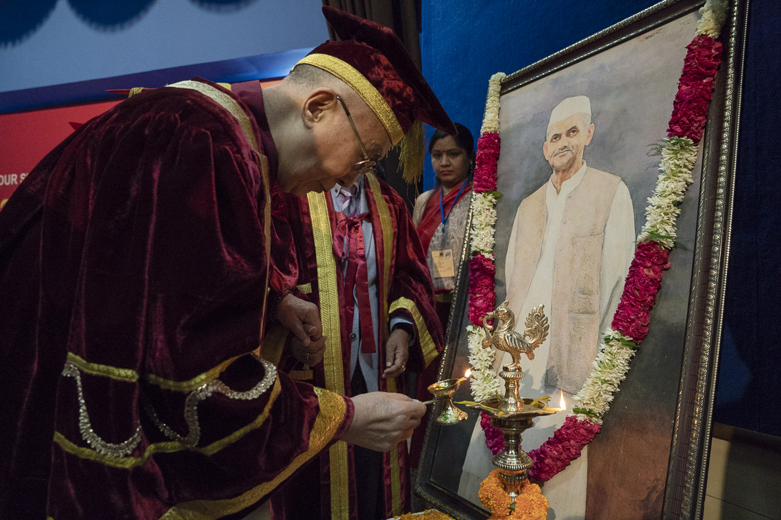 Su Santidad el Dalái Lama encendiendo una vela y ofreciendo flores ante un retrato de Lal Bahadur Shastri al comienzo de la Convocatoria del Instituto de Gestión Lal Bahadur Shastri en Nueva Delhi, India, el 23 de abril de 2018. Foto de Tenzin Choejor