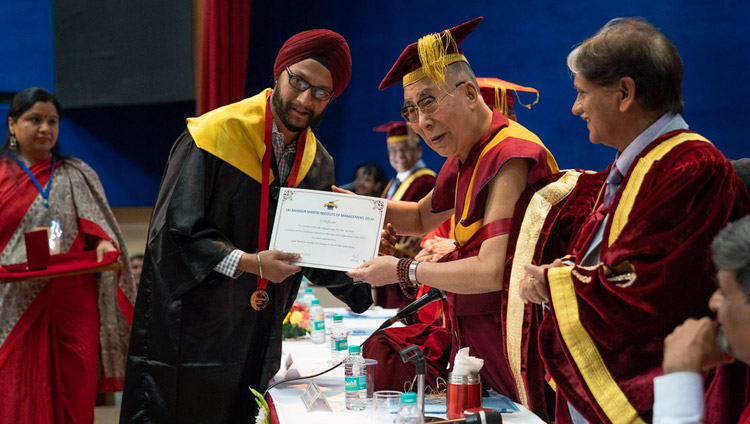 Su Santidad el Dalái Lama entregando premios y certificados durante la Convocatoria del Instituto de Gestión Lal Bahadur Shastri en Nueva Delhi, India, el 23 de abril de 2018. Foto de Tenzin Choejor