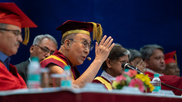 Su Santidad el Dalái Lama pronunciando el Discurso de Graduación en el Instituto de Gestión Lal Bahadur Shastri en Nueva Delhi, India, el 23 de abril de 2018. Foto de Tenzin Choejor