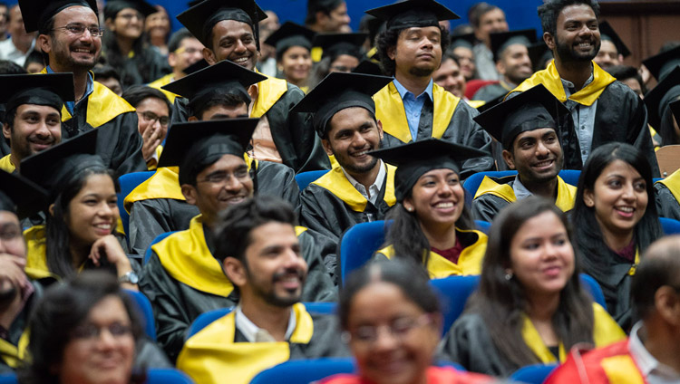 Graduados en la audiencia escuchando el discurso de Su Santidad el Dalái Lama en la Convocatoria del Instituto de Gestión Lal Bahadur Shastri en Nueva Delhi, India, el 23 de abril de 2018. Foto de Tenzin Choejor
