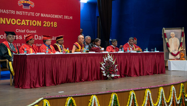 Su Santidad el Dalái Lama hablando en la Convocatoria del Instituto de Gestión Lal Bahadur Shastri en Nueva Delhi, India, el 23 de abril de 2018. Foto de Tenzin Choejor