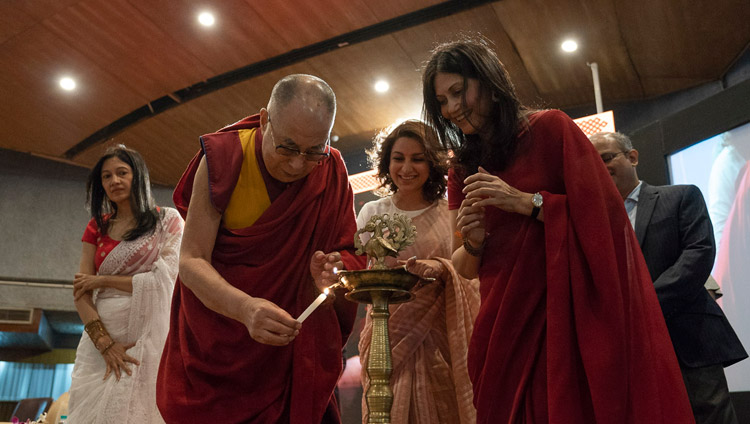Su Santidad el Dalái Lama y sus anfitrionas encienden una lámpara tradicional para abrir el evento en el auditorio del IIT en Nueva Delhi, India, el 24 de abril de 2018. Foto de Tenzin Choejor