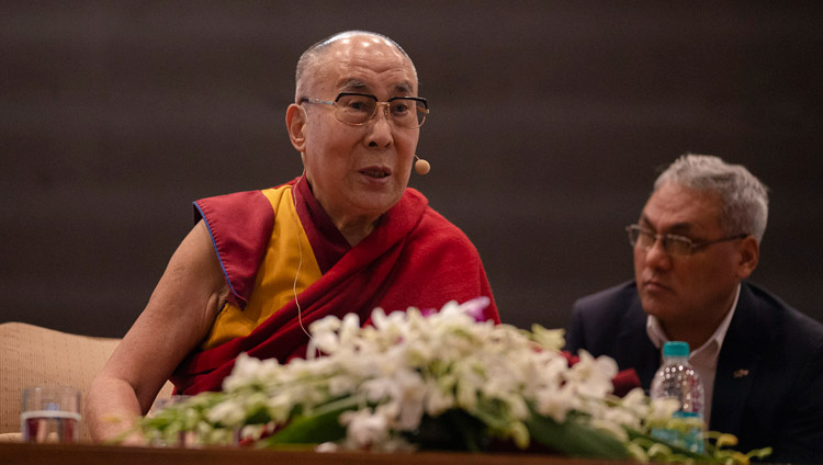 Su Santidad el Dalai Lama hablando sobre «Felicidad y una vida sin estrés» en el auditorio del IIT en Nueva Delhi, India, el 24 de abril de 2018. Foto de Tenzin Choejor