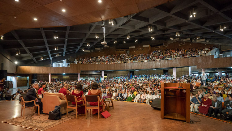 Una vista desde el fondo del escenario en el auditorio del IIT durante la charla de Su Santidad el Dalái Lama sobre «Felicidad y una vida sin estrés» en Nueva Delhi, India, el 24 de abril de 2018.