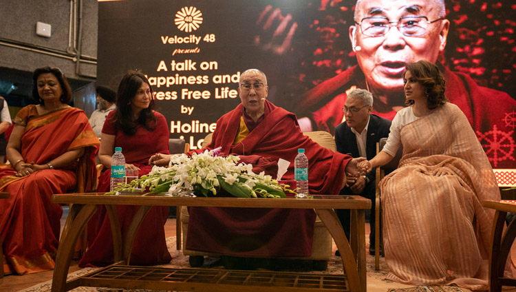 Su Santidad el Dalái Lama hablando sobre «Felicidad y una vida sin estrés» en el auditorio del IIT en Nueva Delhi, India, el 24 de abril de 2018. Foto de Tenzin Choejor