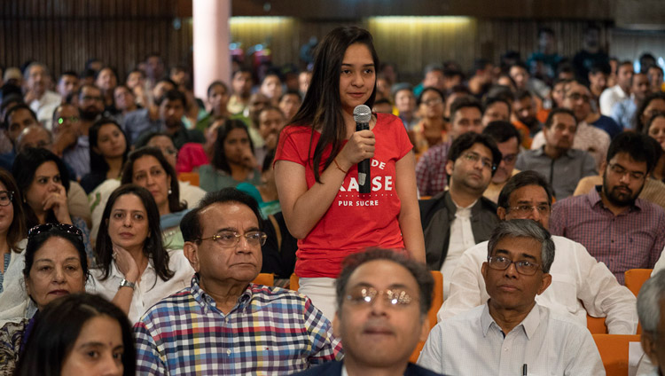 Una participante hizo una pregunta a Su Santidad el Dalái Lama durante su discurso en el IIT en Nueva Delhi, India, el 24 de abril de 2018. Foto de Tenzin Choejor