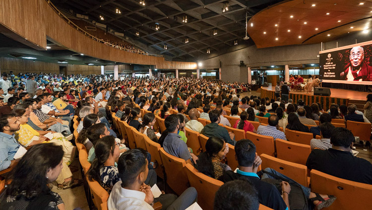 Más de 1500 personas escucharon a Su Santidad el Dalái Lama durante su charla sobre «Felicidad y una vida sin estrés» en el auditorio del IIT en Nueva Delhi, India, el 24 de abril de 2018. Foto de Tenzin Choejor