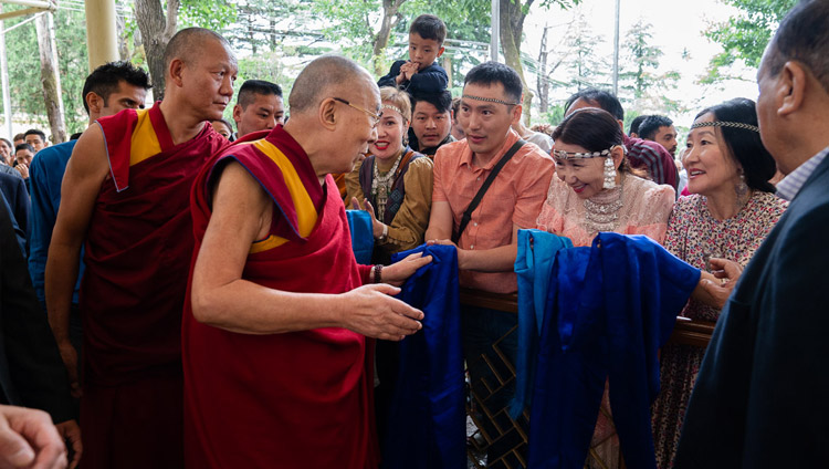Su Santidad el Dalái Lama saluda a los miembros del público en el patio del Templo Principal Tibetano de camino a participar en el Diálogo entre eruditos rusos y budistas en Dharamsala, HP, India, el 3 de mayo de 2018. Foto de Tenzin Choejor