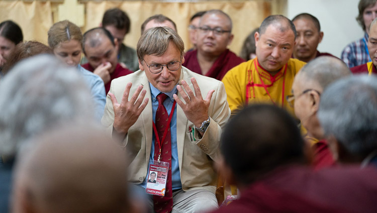El moderador, Prof. Konstantin Anokhin, agradece a Su Santidad el Dalái Lama por participar en el Diálogo entre eruditos rusos y budistas en Dharamsala, HP, India, el 3 de mayo de 2018. Foto del Tenzin Choejor