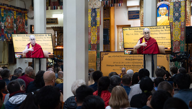 Miembros de la audiencia observando a Su Santidad el Dalái Lama hablando en el diálogo entre eruditos rusos y budistas en Dharamsala, HP, India, el 3 de mayo de 2018. Foto de Tenzin Choejor