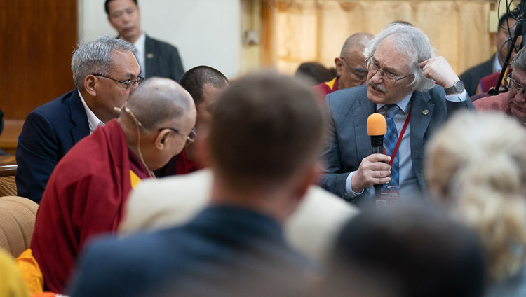 El neurobiólogo Prof. Pavel Balaban abrió la conversación en el diálogo entre eruditos rusos y budistas en Dharamsala, HP, India el 3 de mayo de 2018. Foto de Tenzin Choejor