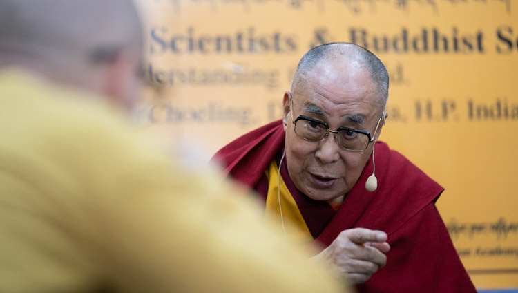 Su Santidad el Dalái Lama comentando la presentación en el diálogo entre eruditos rusos y budistas en Dharamsala, HP, India, el 3 de mayo de 2018. Foto de Tenzin Choejor