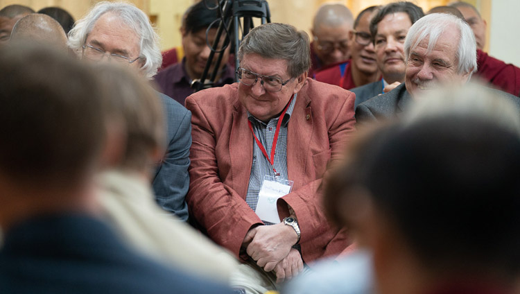 El Prof. Svyatoslav Medvedev escuchando a Su Santidad el Dalái Lama mientras este comentaba su presentación en el Diálogo entre eruditos rusos y budistas en Dharamsala, HP, India, el 3 de mayo de 2018. Foto de Tenzin Choejor