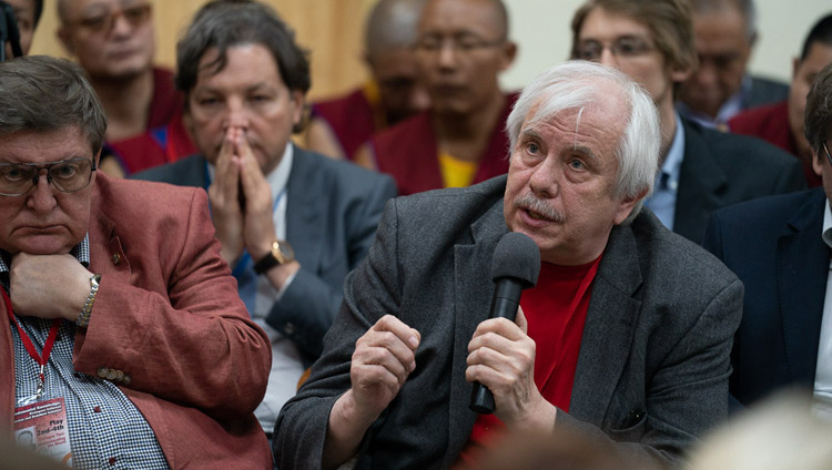 El Prof. Nikolai Yankovsky hablando sobre genética en el Diálogo entre eruditos rusos y budistas en Dharamsala, HP, India el 3 de mayo de 2018. Foto de Tenzin Choejor