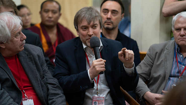 El Prof. Evgeny Rogaev describió su investigación sobre el cerebro en el diálogo entre eruditos rusos y budistas en Dharamsala, HP, India, el 3 de mayo de 2018.