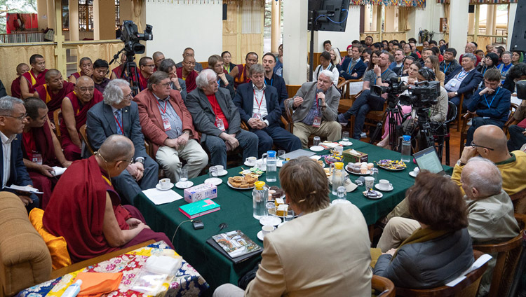 El Prof. Alexander Kaplan hablando mientras la sesión de la mañana se acerca a su conclusión en el primer día del diálogo entre eruditos rusos y budistas en Dharamsala, HP, India el 3 de mayo de 2018.