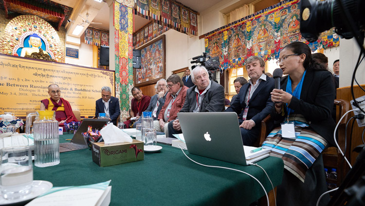 La Dra. Namdol Lhamo, del Instituto Tibetano de Medicina y Astrociencia, hace una presentación sobre la comprensión del mundo en el contexto de la tradición médica tibetana en el Diálogo entre eruditos rusos y budistas en Dharamsala, HP, India, el 4 de mayo de 2018.