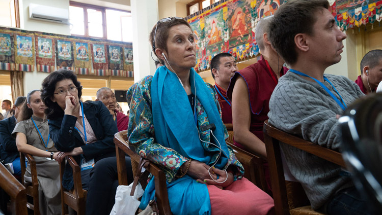 Miembros de la audiencia escucharon la presentación de la Dra. Namdol Lhamo en el segundo día del diálogo entre eruditos rusos y budistas en Dharamsala, HP, India, el 4 de mayo de 2018. Foto de Tenzin Choejor