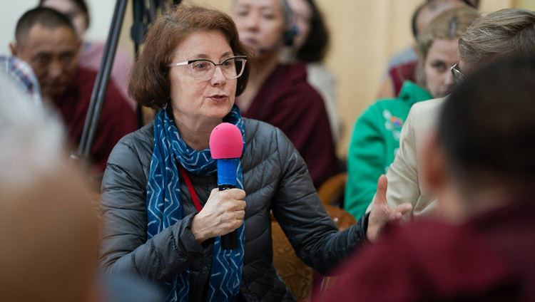 La profesora Victoria Lysenko, especialista rusa en filosofía india y budista, hablando en el segundo día del diálogo entre eruditos rusos y budistas en Dharamsala, HP, India, el 4 de mayo de 2018. Foto de Tenzin Choejor