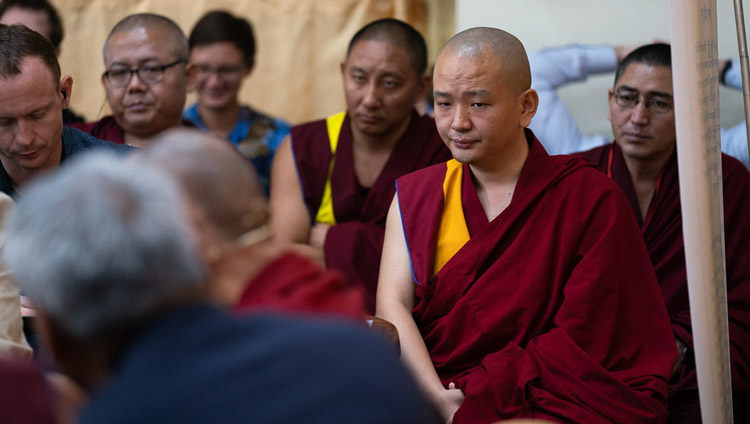 Algunos de los eruditos budistas en la audiencia escuchando los comentarios de Su Santidad el Dalái Lama en el segundo día del diálogo entre eruditos rusos y budistas en Dharamsala, HP, India el 4 de mayo de 2018. Foto de Tenzin Choejor
