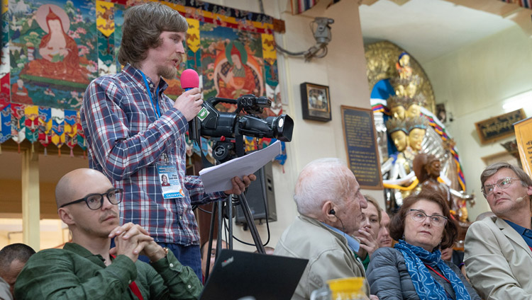 El artículo del Prof. Dubrovsky se lee en inglés en el segundo día del diálogo entre eruditos rusos y budistas en Dharamsala, HP, India, el 4 de mayo de 2018. Foto de Tenzin Choejor