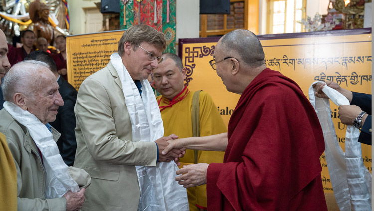 Su Santidad el Dalai Lama agradeciendo a los eruditos rusos con presentaciones de pañuelos tradicionales tibetanos en la conclusión del diálogo entre eruditos rusos y budistas en el Templo Principal Tibetano en Dharamsala, HP, India el 4 de mayo de 2018. Foto de Tenzin Choejor