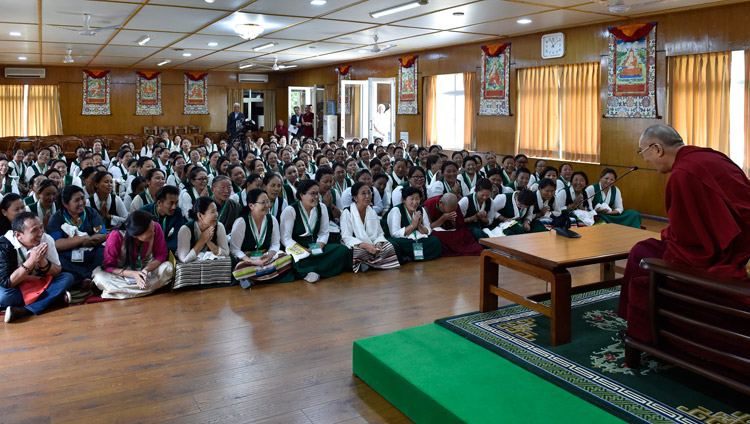 Su Santidad el Dalai Lama hablando con integrantes de la Asociación de Mujeres Tibetanas en su residencia de Dharamsala, HP, India, el 14 de mayo de 2018. Foto de Ven Tenzin Damchoe
