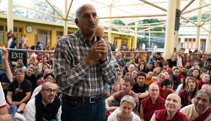 Un miembro de la audiencia haciendo una pregunta a Su Santidad el Dalái Lama durante su encuentro con visitantes de todo el mundo en el patio Tsuglagkhang en Dharamsala, HP, India el 19 de mayo de 2018. Foto de Tenzin Choejor