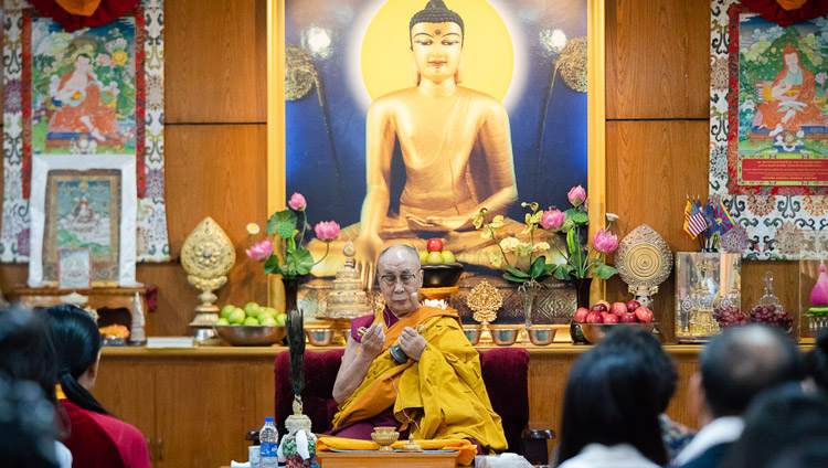Su Santidad el Dalái Lama emprendió el ritual preparatorio para un Permiso de Manyushri Blanco al comienzo del segundo día de su reunión con grupos de Vietnam en su residencia en Dharamsala, HP, India, el 22 de mayo de 2018. Foto de Tenzin Choejor
