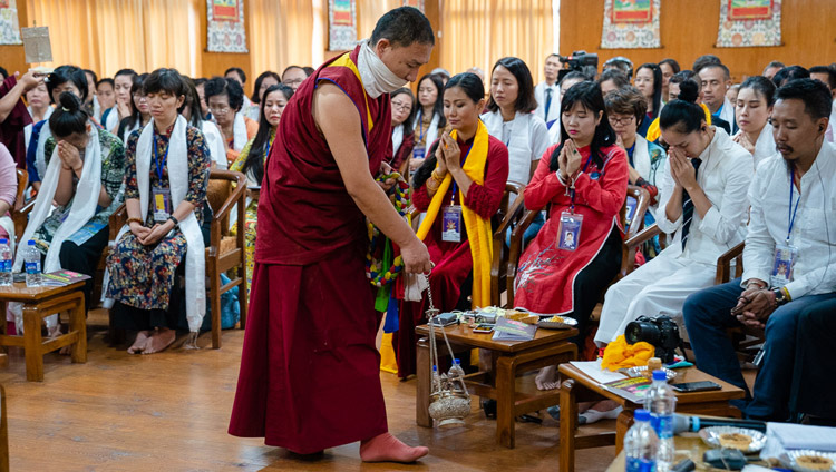 Un asistente realiza una limpieza ritual con incienso mientras Su Santidad el Dalái Lama otorga el Permiso de Manyushri Blanco en el segundo día de su reunión con grupos de Vietnam en su residencia en Dharamsala, HP, India, el 22 de mayo de 2018. Foto de Tenzin Choejor