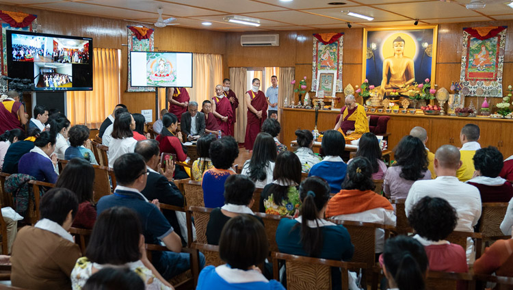 Su Santidad el Dalái lama dando el Permiso de Manyushri Blanco en el segundo día de su reunión con grupos de Vietnam en su residencia en Dharamsala, HP, India el 22 de mayo de 2018. Foto de Tenzin Choejor