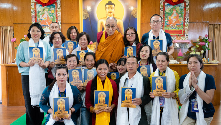 Su Santidad el Dalái Lama posando para una de varias fotos de grupo al final de su reunión de dos días con líderes empresariales vietnamitas, artistas, intelectuales y miembros de delegaciones juveniles y grupos en Vietnam por medio de videoconferencia en vivo, en su residencia en Dharamsala, HP, India, el 22 de mayo de 2018. Foto de Tenzin Choejor
